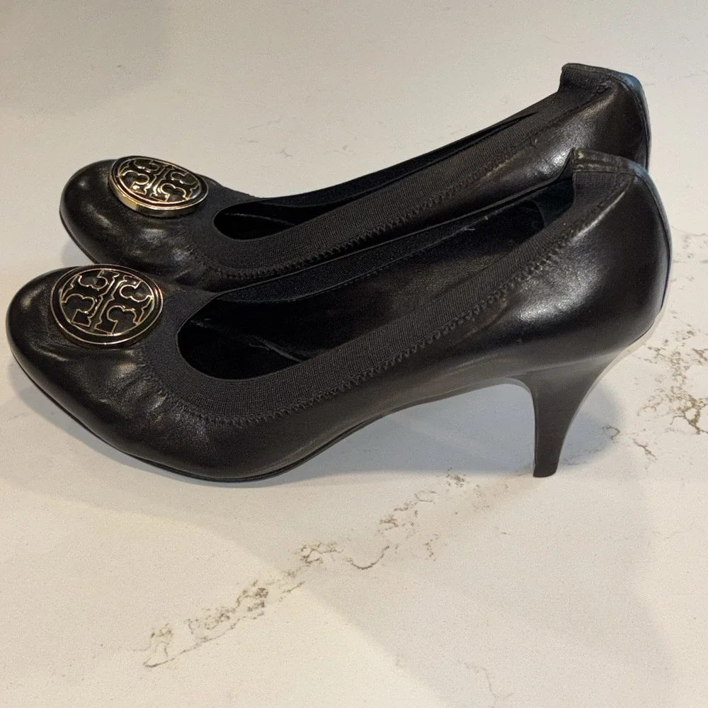Tory Burch Caroline Black Patent Leather Pump Gold Logo 10.5 EUC